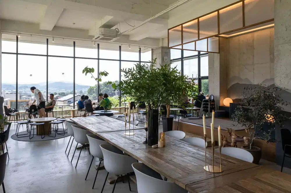 Bright and spacious café interior with large tables for puzzling